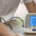 Merite li krvni pritisak pravilno? Zbog nepravilnog položaja ruke očitavanje može biti pogrešno