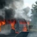 Nebo u plamenu Gori automobil na autoputu kod Novog Sada (video)