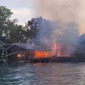 Požar na Adi Bojani Izgorele dve kućice, nema povređenih (video)