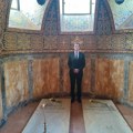 Princ Filip na grobu svog dede Kralja Petra II: Ponosan i ispunjen zbog povratka u našu Srbiju