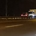 Nova kamikaza na: Auto-putu u Beogradu Jeziv snimak vozača džipa: Kilometrima jurio preticajnom trakom u kontra smeru kod…