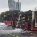 Stakla popucala, sedišta istopljena: Samo je ovo ostalo od autobusa na liniji 704 koji je izgoreo na Brankovom mostu (foto)