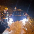 FOTO: Tri stranca spasena iz zavejanog automobila kod Sjenice, navigacija ih navela na pogrešan put