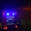 Drama! Zapalio se stan u Rakovici: Vatrogasci spasili povređenu osobu i predali je lekarima! (video)