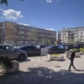 (FOTO/VIDEO) Muškarci u crnom ispred Opštine Inđija: Ko su i po čijem nalogu deluju?