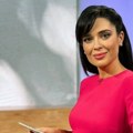 Voditeljka RTS raspametila provokativnim pozama Na televiziji je uvek zakopčana do grla, sada pokazala obline u bikiniju…