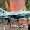 Borbeni avion se srušio na školu punu đaka! Plamen guta zgradu, ima mrtvih: Stižu jezivi snimci sa mesta nesreće, horor u…