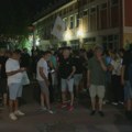 (VIDEO) Građani Kraljeva nakon SNS-a, prošetali do prostorija SPS-a u tom gradu