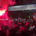 Žestok sukob u Novom Sadu: Zasuli policiju farbom i petardama, pripadnici MUP bacili suzavac i potisnuli ih