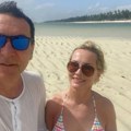 Skinula se u bikini, pa pravo u baštu! Supruga poznatog glumca u šestoj deceniji pokazala telo (foto)