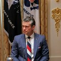 Modni skandal Ili: Provokacija!? Ministar odbrane SAD s maramicom u američkim bojama i kravatom nalik ruskoj zastavi: Hegset…