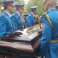 Ćerka Marija se slomila pored očevog sanduka Najtužnija scena na Novom groblju, general ispraćen na večni počinak