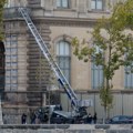 Lopovi iz Luvra spustili se dizalicom i pobegli na skuterima