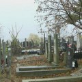 "Да ли за преминуле има мира": Дошао на гроб оца и деде, па затекао крст са непознатним именом