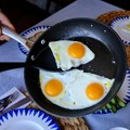 Trik za savršeno jaje na oko: Ukus će biti neuporedivo bolji ako dodate jedan tajni sastojak koji svi imate u kuhinji