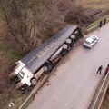 Šleper sleteo s puta i prevrnuo se u potok: Saobraćajka na starom putu Čačlak-Kraljevo (foto)