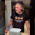 Čeda Jovanović plače u stanu: Otvorio kutiju koja ga je emotivno uzdrmala, Aca Kos sve snimio: "Osetićeš jednog dana kako je…