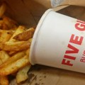 Direktor lanca Five Guys podelio 1,5 miliona dolara bonusa zaposlenima posle haosa sa promocijom