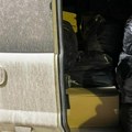 U Hrtkovcima uhapšen muškarac iz Sremske Mitrovice: Policija u kombiju pronašla 540 kilograma duvana