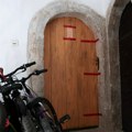 (Foto) U "stanu smrti" pronađeno 5 mrtvih beba! Muž otvorio kartonske kutije i pronašao tela petoro novorođenčadi, ovakav…