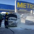 Automobil planuo ispred "Metroa" u Novom Sadu! Vatra zahvatila prednji deo vozila, vatrogasci dojurili i odmah krenuli u…