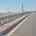 (Video) Horor na autoputu A3! Jurio u suprotnom smeru, pa se zakucao u drugi auto i podleteo pod šleper! Jeziv trenutak…