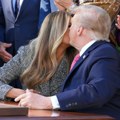 "Šta je ovo bilo?": Tramp pokušao da poljubi Melaniju, a onda...FOTO/VIDEO