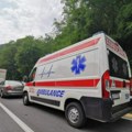 Težak sudar teretnjaka i auta na Ibarskoj: Zabili se u prikolicu, povređena žena