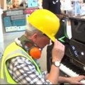 Prolaznici u suzama Građevinac seo za klavir i počeo da svira, ovo niko nije očekivao (video)
