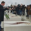 „Mi, koji bolju budućnost za naše narode gradimo, mi se ne plašimo!“: Advokat Čedomir Stojković položio cveće na…