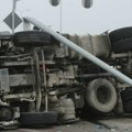 Nezgoda kod Rume: Sudarila se tri vozila, kamion završio na krovu