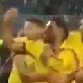 Jezive scene u Argentini: Navijač kamenicom gađao fudbalera, a ovaj sa rascepanom glavom hteo da se bije