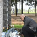 Premijer Vučević položio cveće na spomenik stradalima u Malom Orašju: Srbija vas, deco, nikad neće prežaliti