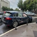 (VIDEO) Otpao točak s poršea i oštetio vozila u kneza Miloša
