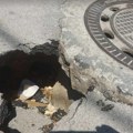 Zbog propadanja asfalata u Dubrovačkoj ulici otvorila se velika rupa
