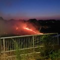 Požar na Veterničkom keju: Vatra stigla do kuća, vatrogasci na terenu – VIDEO