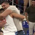 Scena za pamćenje - Darko Miličić zaplakao posle zlata orlića! Ponosni tata grli svog naslednika, a suze liju niz obraze…