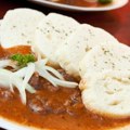 Stari srpski recept za gulaš: Ručak koji će cela porodica obožavati, meso se topi u ustima!