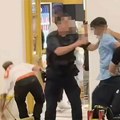 Potukli se pijani turisti, napadnuta i policija: Jeziv snimak žestoke tuče na grčkom ostrvu (Video)