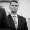 Saradnik Donalda Trampa podlegao ranama: Preminuo Čarli Kirk