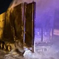 Izgorela prikolica kamiona: Vozač uspeo da je na vreme odvoji od kabine: Drama na autoputu kod Novog Sada (foto/video)