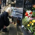 34 godine bez Tome Zdravkovića: Udovica Gordana zapalila sveće, na groblje došla samo jedna koleginica (Foto, Video)