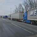 Teretnjaci čekaju pet sati na izlazu iz Srbije na prelazu Batrovci