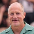 Najnoviji film Džejsona Bejtmana Vudi Harelson i Sem Rokvel u Netfliksovoj mračnoj komediji
