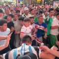 Масовна и жестока туча навијача на Тајмс скверу! Језиви снимци окршаја из Њујорка уочи утакмице светског шампиона!
