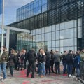 Protest ispred Rektorata u Novom Sadu zbog izostanka odlučivanja o reizboru profesora Mihića