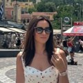 Voditeljka u mini haljinici pokazala izvajane noge! Blista na letovanju, nazdravila koktelom - sve joj potaman