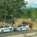 Prevrnuo se još jedan automobil: Nesreća kod Velikog Mokrog Luga: Policija na licu mesta (Video)