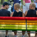 Klupa u duginim bojama postavljena u Berlinu u znak sećanja na žrtve napada na Prajd