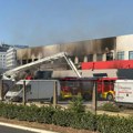 FOTO, VIDEO: Lokalizovan požar u magacinu u Industrijskoj zoni u Novom Sadu, dve osobe povređene